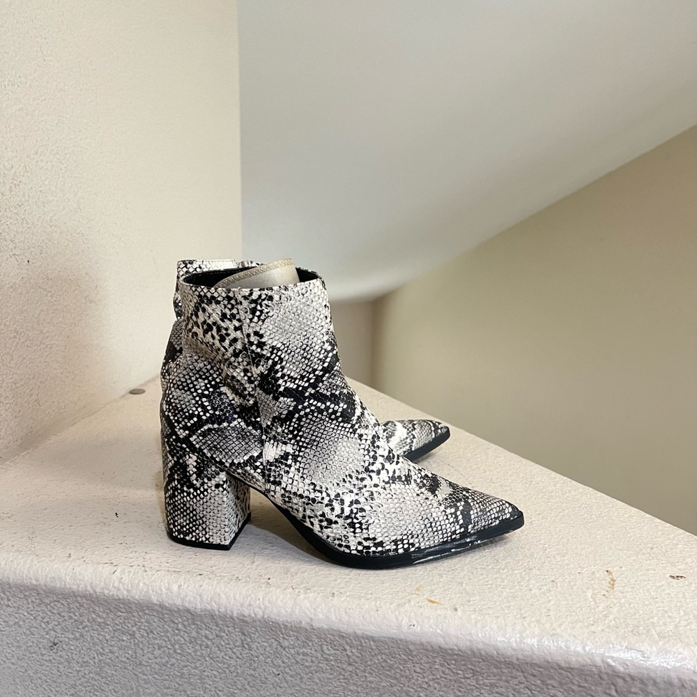 Black & White Snake Print Pointed Ankle Boots women size 8.5 fall winter fashion